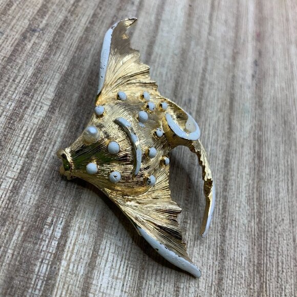 Vintage Gold Tone White Enamel Tropical Fish Pin Brooch - Picture 4 of 5